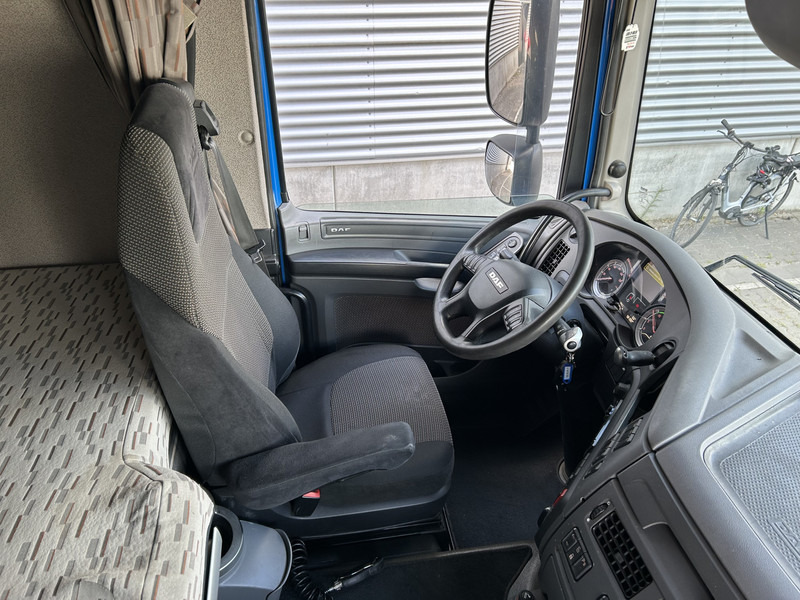 DAF XF 440 FAN SSC + Aschersleben Kaross DSA 18 / Loadlift 4000 kg / Curtainside Combi - Caminhão com lona: foto 3 DAF XF 440 FAN SSC + Aschersleben Kaross DSA 18 / Loadlift 4000 kg / Curtainside Combi - Caminhão com lona: foto 3