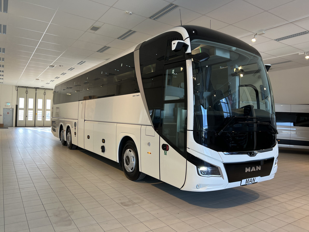 MAN Lions Coach R08 Euro 6E (Dark Edition) - Autocarro: foto 1 MAN Lions Coach R08 Euro 6E (Dark Edition) - Autocarro: foto 1