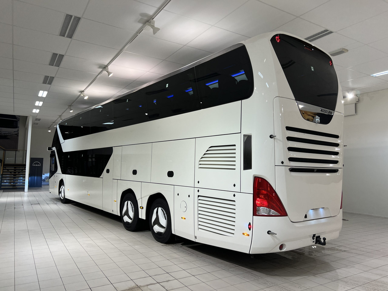 NEOPLAN SKYLINER P06 Euro 6E V.I.P / Exclusive Class (Dark Edition) - Autocarro: foto 4 NEOPLAN SKYLINER P06 Euro 6E V.I.P / Exclusive Class (Dark Edition) - Autocarro: foto 4