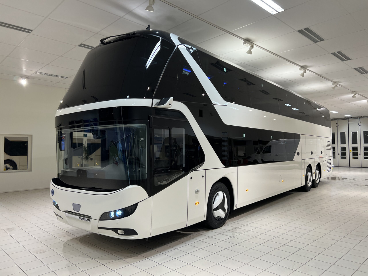 NEOPLAN SKYLINER P06 Euro 6E V.I.P / Exclusive Class (Dark Edition) - Autocarro: foto 2 NEOPLAN SKYLINER P06 Euro 6E V.I.P / Exclusive Class (Dark Edition) - Autocarro: foto 2