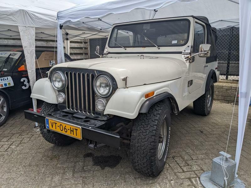 Jeep - Automóvel: foto 1 Jeep - Automóvel: foto 1