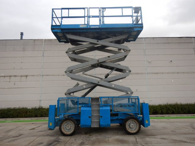 Used scissor Lift Diesel 4x4 GENIE GS-4390-RT - Plataforma de Tijera/ Plataforma de tesoura: foto 4 Used scissor Lift Diesel 4x4 GENIE GS-4390-RT - Plataforma de Tijera/ Plataforma de tesoura: foto 4