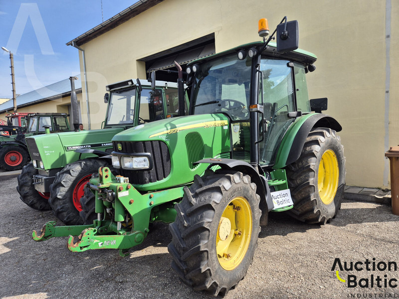 John Deere 5820 - Trator: foto 2 John Deere 5820 - Trator: foto 2