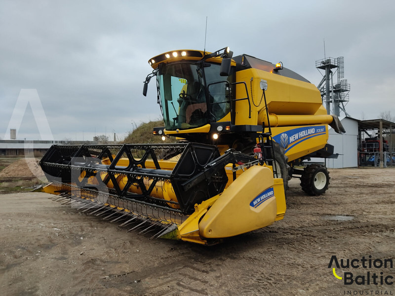 New Holland TC 5.90 - Ceifeira debulhadora: foto 1 New Holland TC 5.90 - Ceifeira debulhadora: foto 1