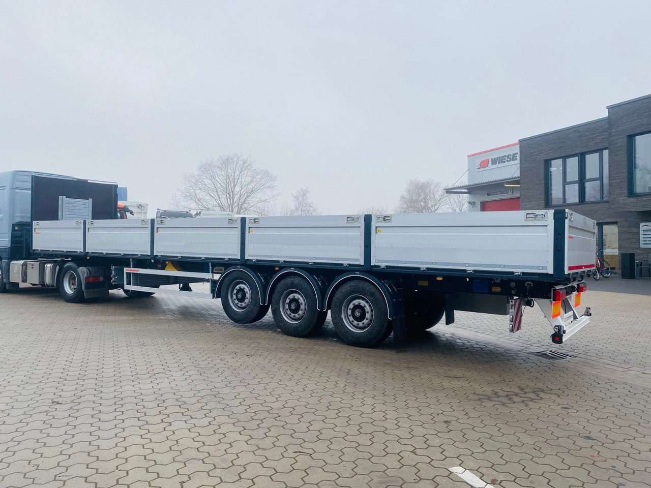 Kässbohrer Bordwandauflieger Twistlocks - Semi-reboque plataforma/ Caixa aberta: foto 3 Kässbohrer Bordwandauflieger Twistlocks - Semi-reboque plataforma/ Caixa aberta: foto 3