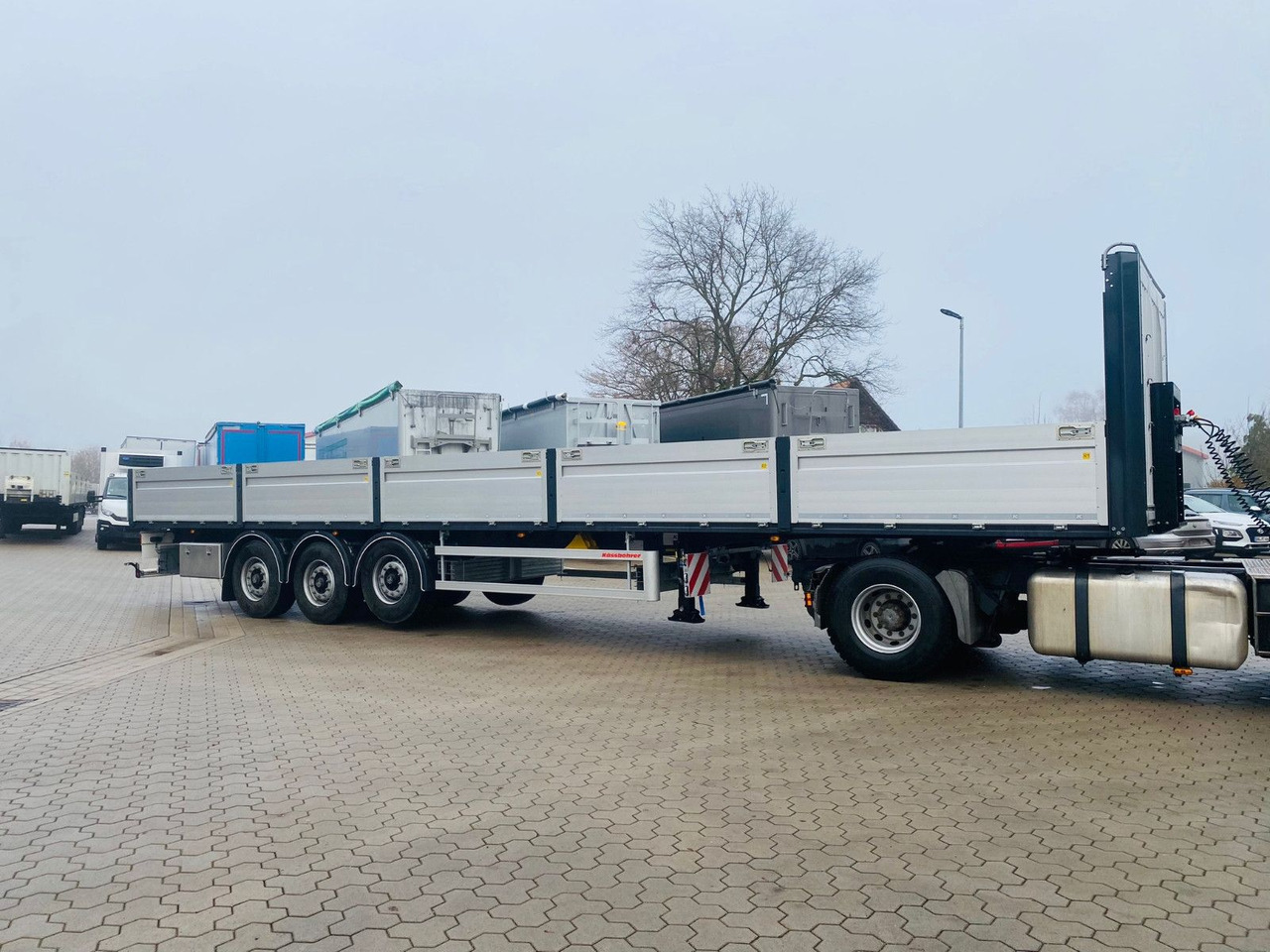 Kässbohrer Bordwandauflieger Twistlocks - Semi-reboque plataforma/ Caixa aberta: foto 2 Kässbohrer Bordwandauflieger Twistlocks - Semi-reboque plataforma/ Caixa aberta: foto 2