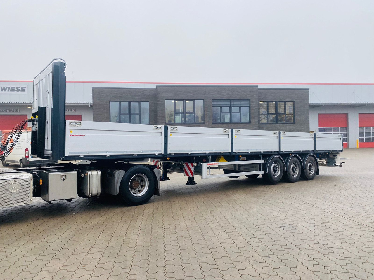 Kässbohrer Bordwandauflieger Twistlocks - Semi-reboque plataforma/ Caixa aberta: foto 1 Kässbohrer Bordwandauflieger Twistlocks - Semi-reboque plataforma/ Caixa aberta: foto 1