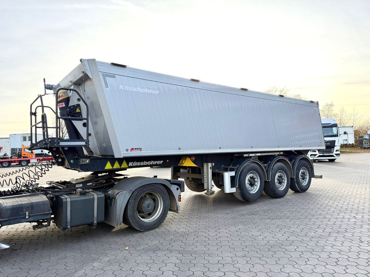 Kässbohrer K.SKA Aluminium Kipper 30m³ Top Zustand - Semireboque basculante: foto 3 Kässbohrer K.SKA Aluminium Kipper 30m³ Top Zustand - Semireboque basculante: foto 3