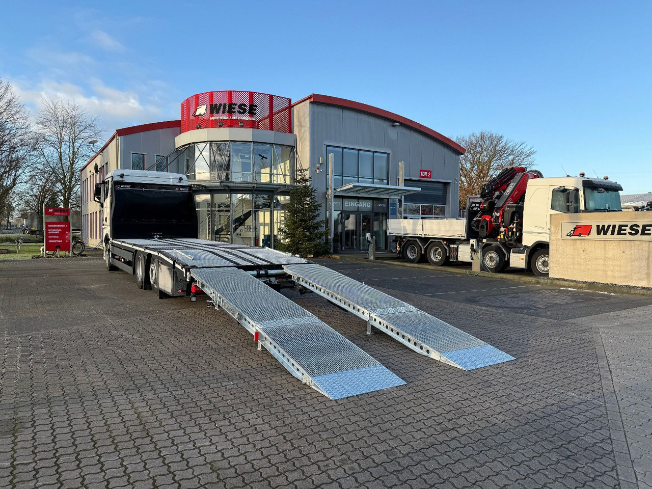 MAN Baumaschinen- Arbeitsbühnentransporter Rampen - Camião de caixa aberta/ Plataforma: foto 1 MAN Baumaschinen- Arbeitsbühnentransporter Rampen - Camião de caixa aberta/ Plataforma: foto 1