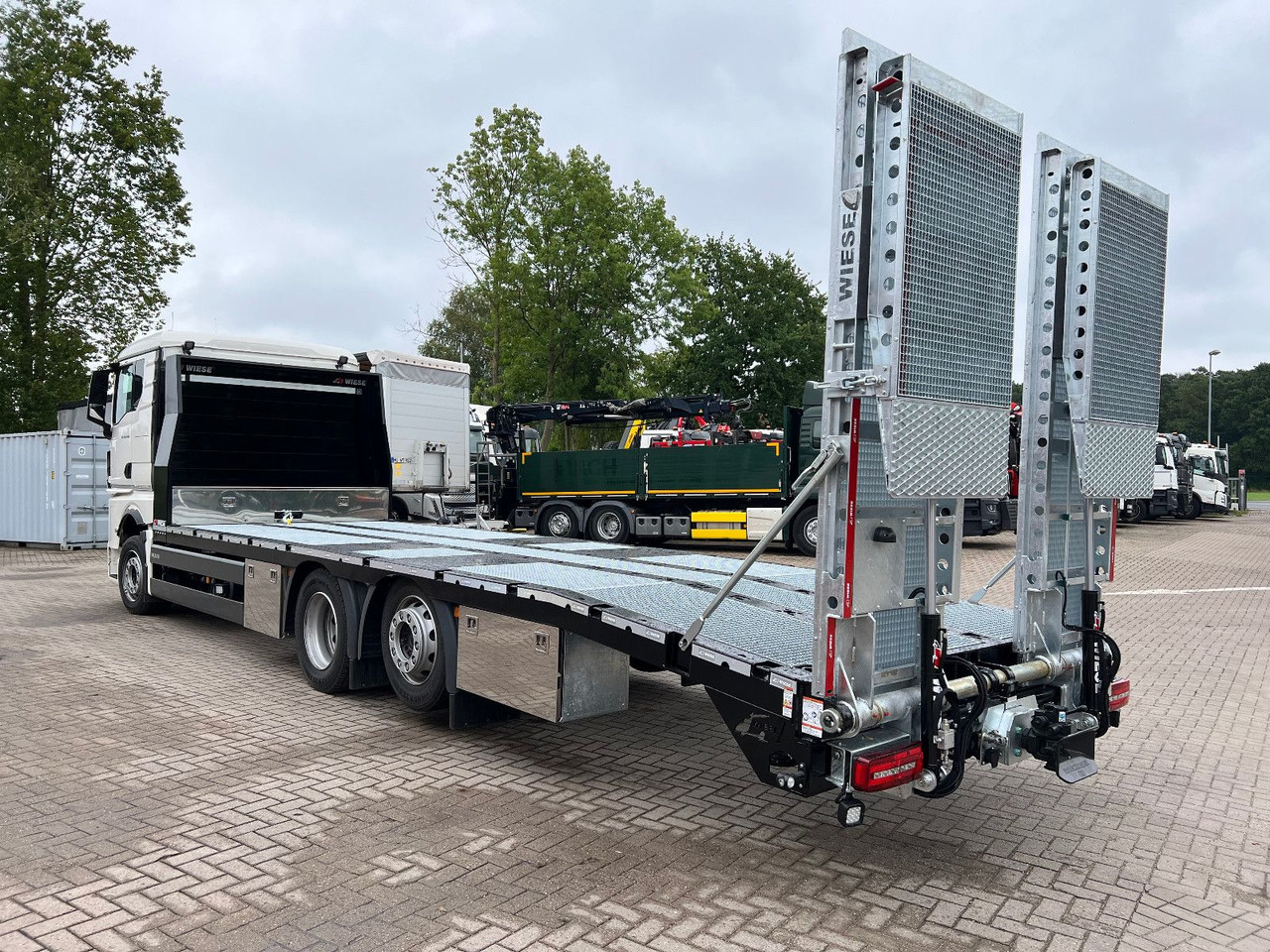 MAN Baumaschinen- Arbeitsbühnentransporter Rampen - Caminhão reboque: foto 1 MAN Baumaschinen- Arbeitsbühnentransporter Rampen - Caminhão reboque: foto 1