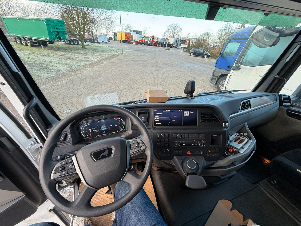 MAN Baumaschinen- Arbeitsbühnentransporter Rampen - Caminhão reboque: foto 4 MAN Baumaschinen- Arbeitsbühnentransporter Rampen - Caminhão reboque: foto 4