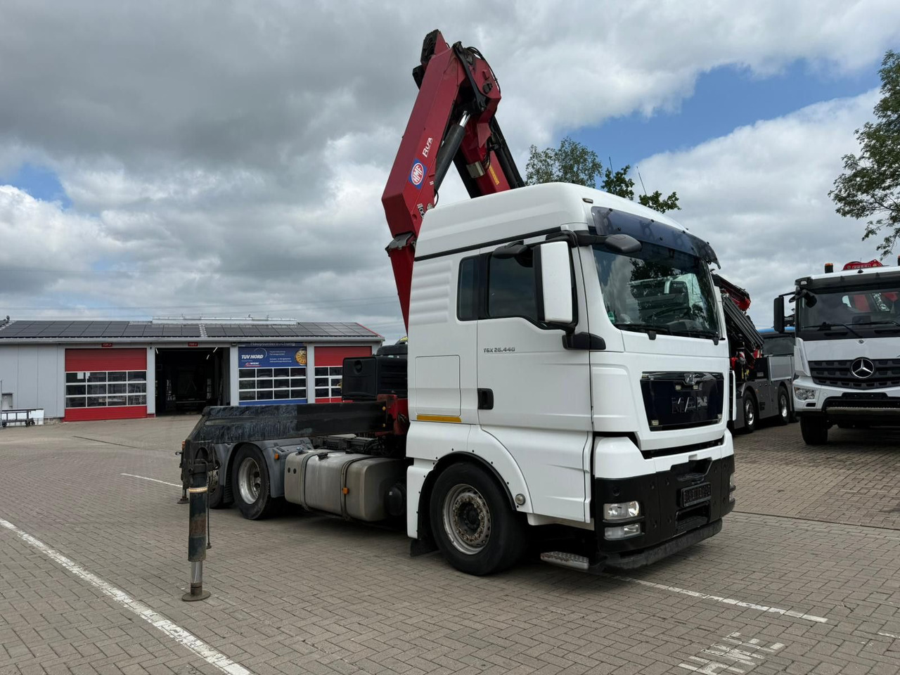 MAN TGX 26.440 6x2 mit HMF 3000-5 Kran TÜV NEU - Tractor: foto 2 MAN TGX 26.440 6x2 mit HMF 3000-5 Kran TÜV NEU - Tractor: foto 2