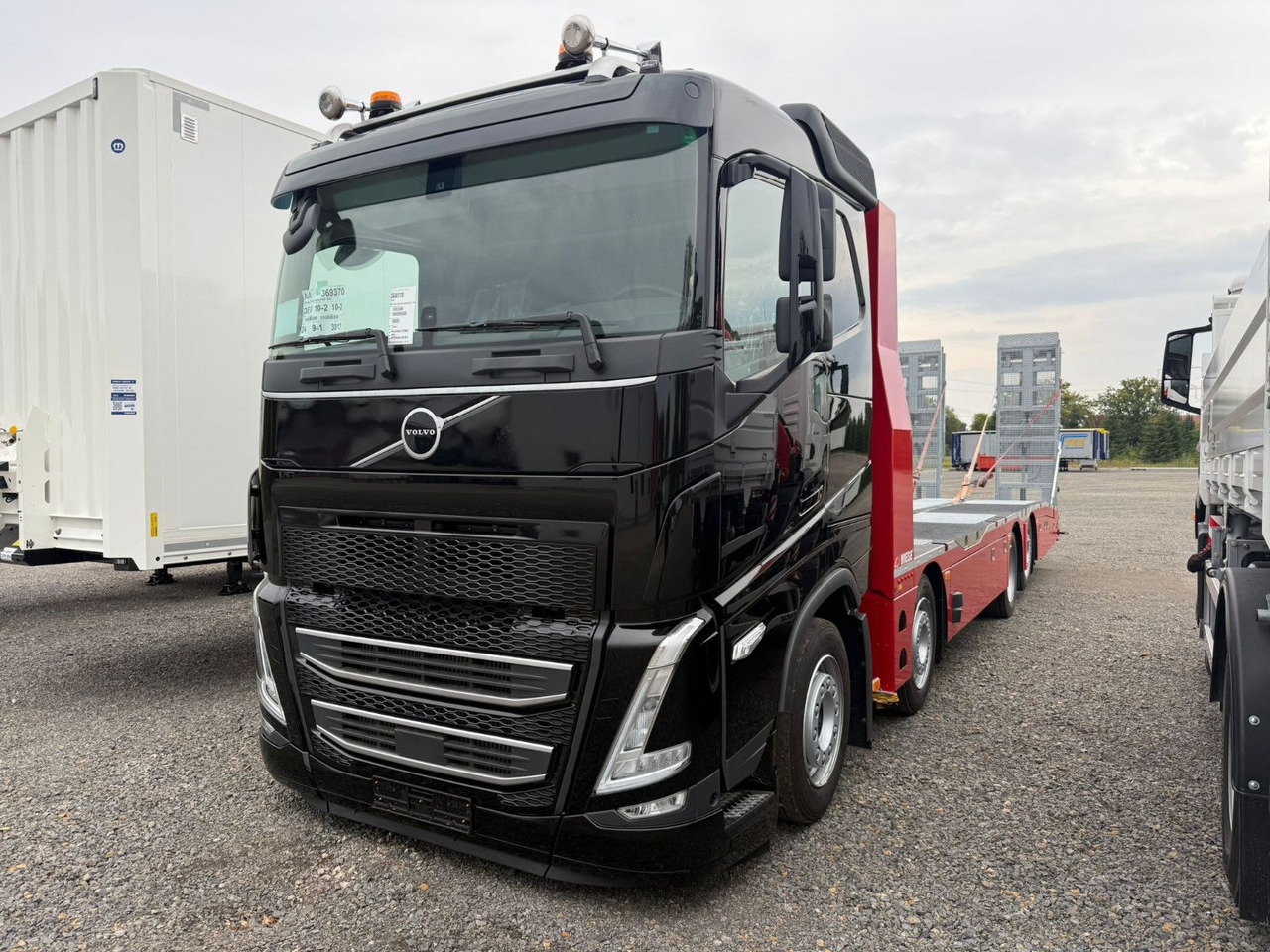 Volvo Arbeitsbühnen Baumaschinentransporter mit Rampen - Caminhão transporte de veículos: foto 2 Volvo Arbeitsbühnen Baumaschinentransporter mit Rampen - Caminhão transporte de veículos: foto 2