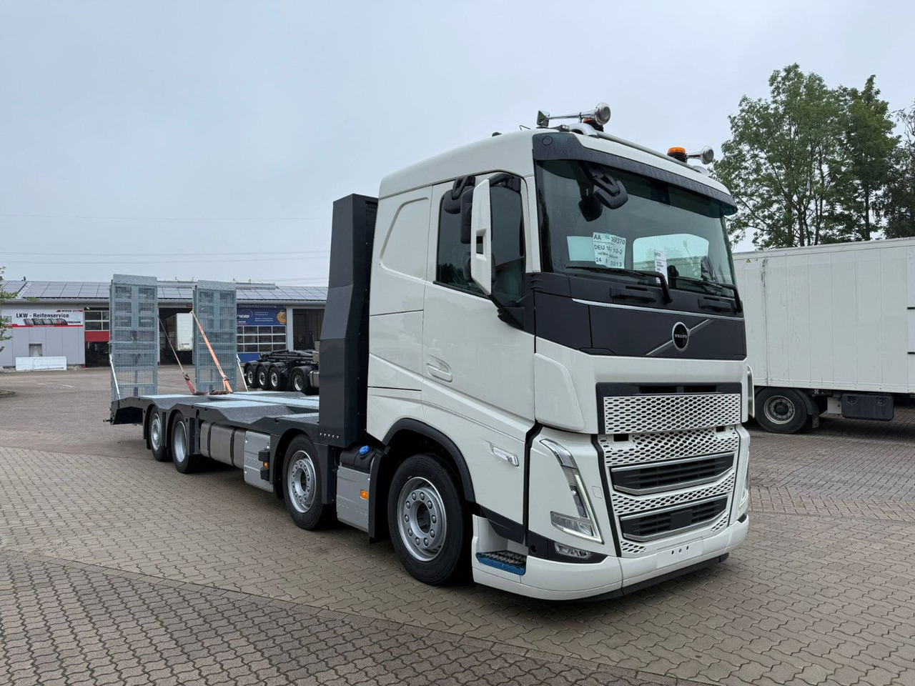 Volvo Arbeitsbühnen Baumaschinentransporter mit Rampen - Caminhão transporte de veículos: foto 5 Volvo Arbeitsbühnen Baumaschinentransporter mit Rampen - Caminhão transporte de veículos: foto 5