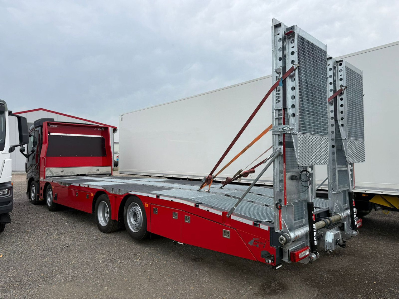 Volvo Arbeitsbühnen Baumaschinentransporter mit Rampen - Caminhão transporte de veículos: foto 3 Volvo Arbeitsbühnen Baumaschinentransporter mit Rampen - Caminhão transporte de veículos: foto 3