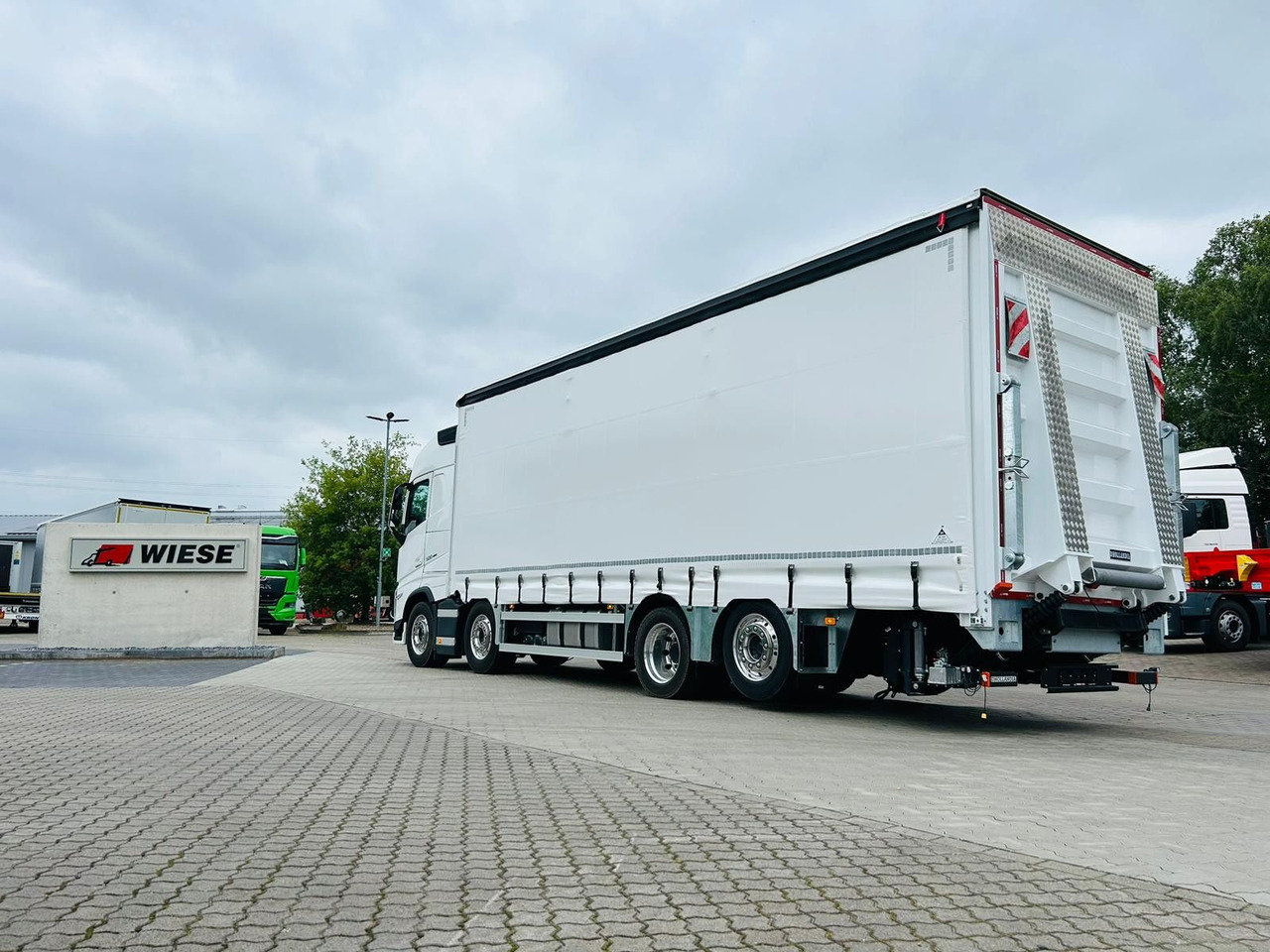 Volvo FH 500 8x2 Arbeitsbühnen Transporter LBW 9t - Caminhão com lona: foto 2 Volvo FH 500 8x2 Arbeitsbühnen Transporter LBW 9t - Caminhão com lona: foto 2
