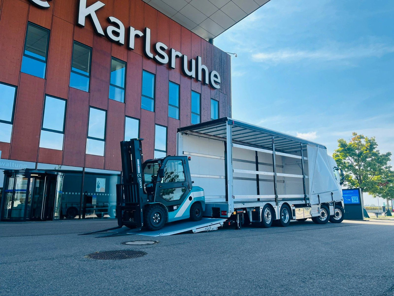 Volvo FH 500 Gabelstaplertransporter LBW Dhollandia 9t - Caminhão com lona: foto 4 Volvo FH 500 Gabelstaplertransporter LBW Dhollandia 9t - Caminhão com lona: foto 4