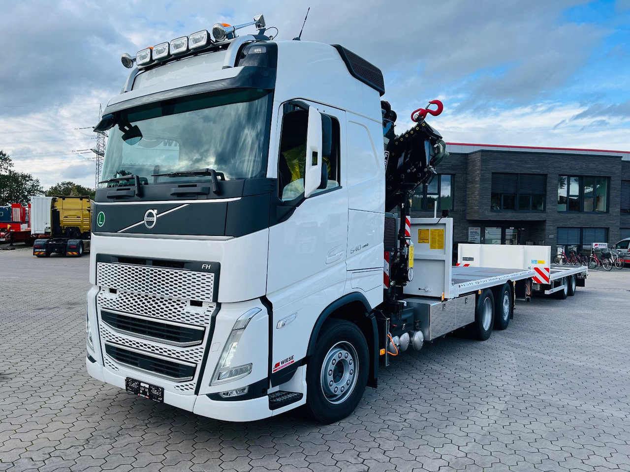 Volvo FH540 6x2 Containerpritsche mit F545RA.2.26 - Camião de caixa aberta/ Plataforma, Caminhão grua: foto 3 Volvo FH540 6x2 Containerpritsche mit F545RA.2.26 - Camião de caixa aberta/ Plataforma, Caminhão grua: foto 3