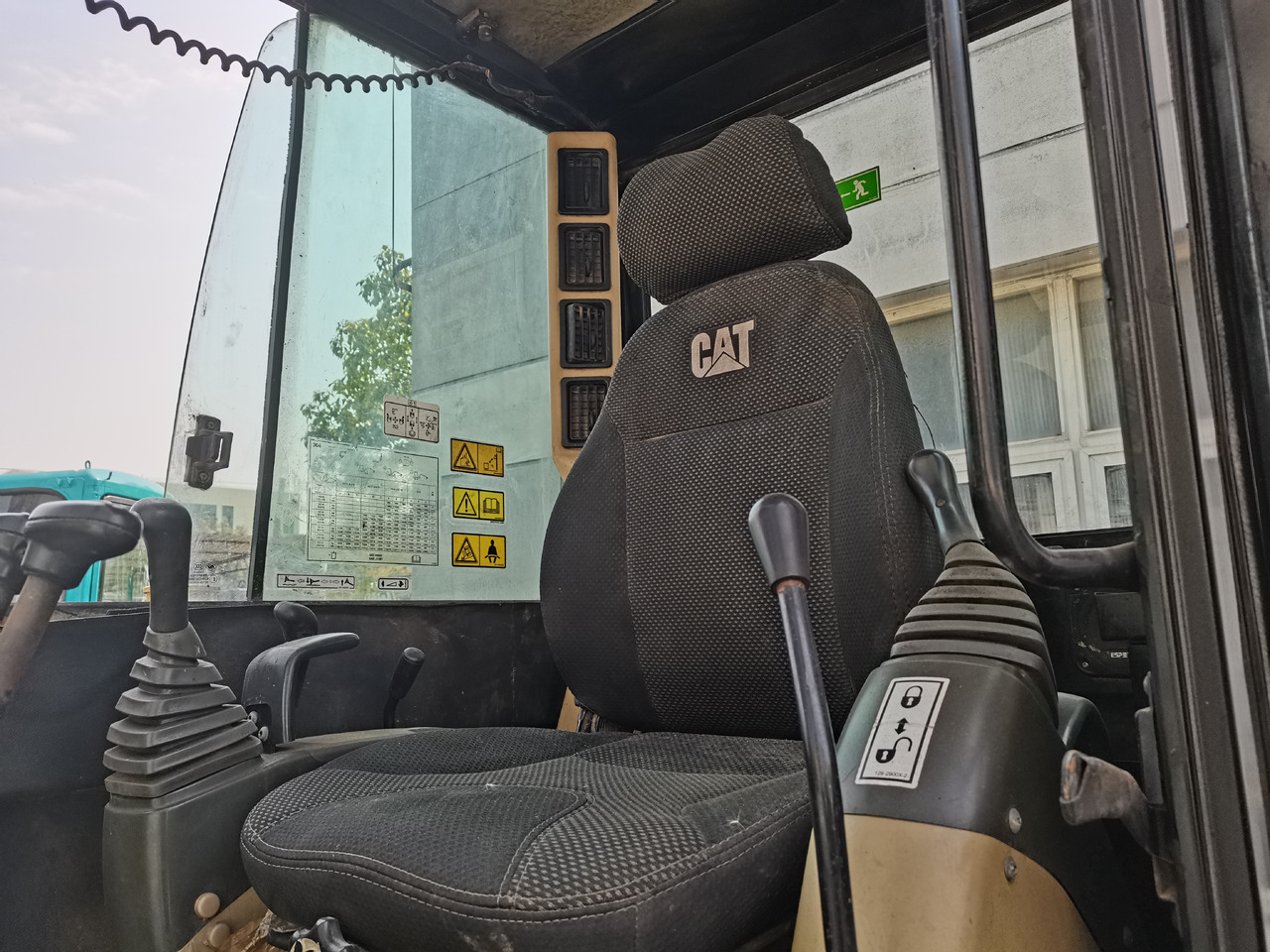 Escavadora de rastos CATERPILLAR 306D: foto 6