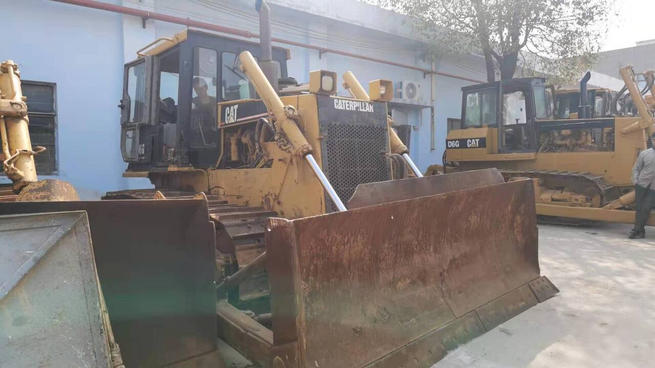 CATERPILLAR D6G - Buldôzer: foto 1 CATERPILLAR D6G - Buldôzer: foto 1