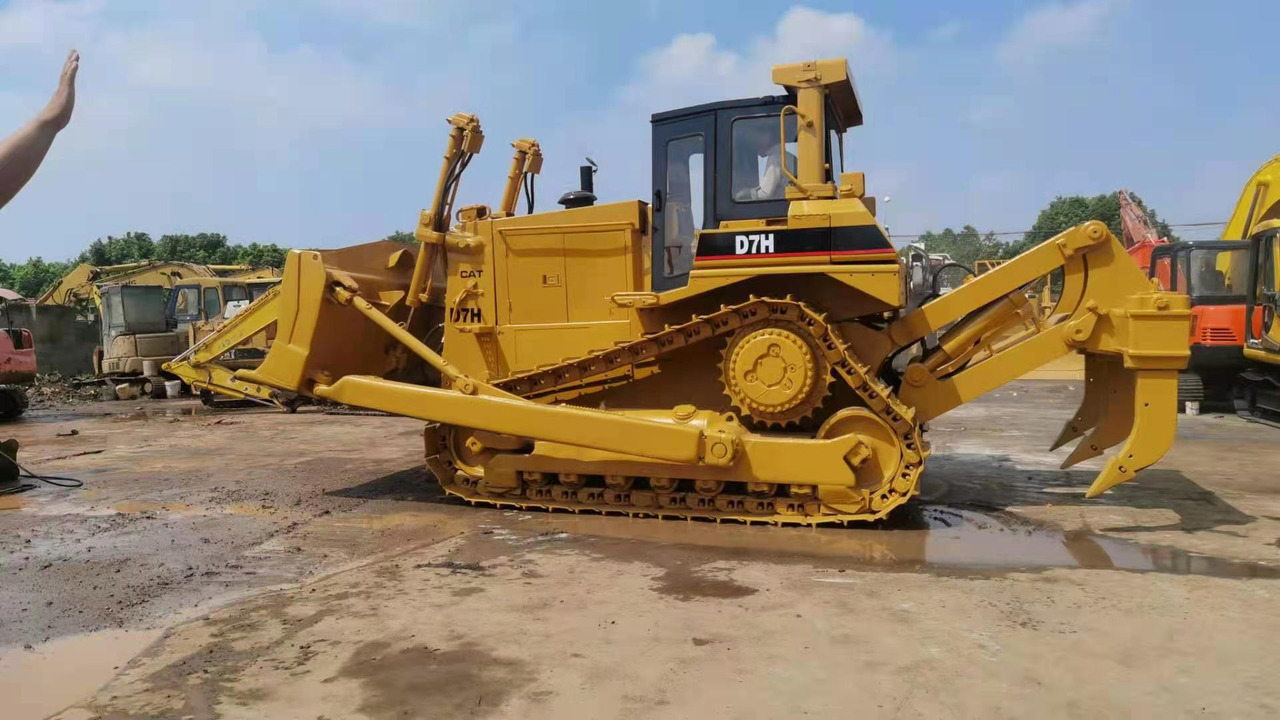 CATERPILLAR D7H - Buldôzer: foto 1 CATERPILLAR D7H - Buldôzer: foto 1