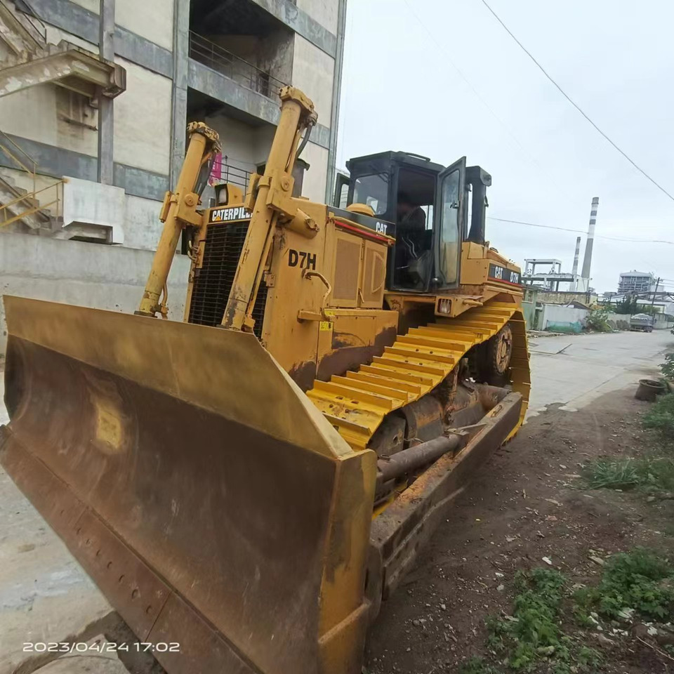 CATERPILLAR D7H - Buldôzer: foto 1 CATERPILLAR D7H - Buldôzer: foto 1