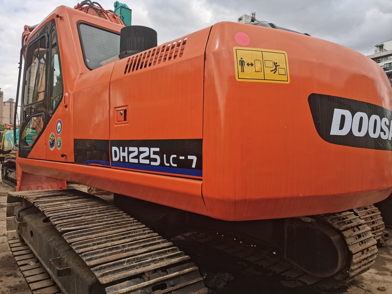 DOOSAN DH225LC-7 - Escavadora de rastos: foto 2 DOOSAN DH225LC-7 - Escavadora de rastos: foto 2