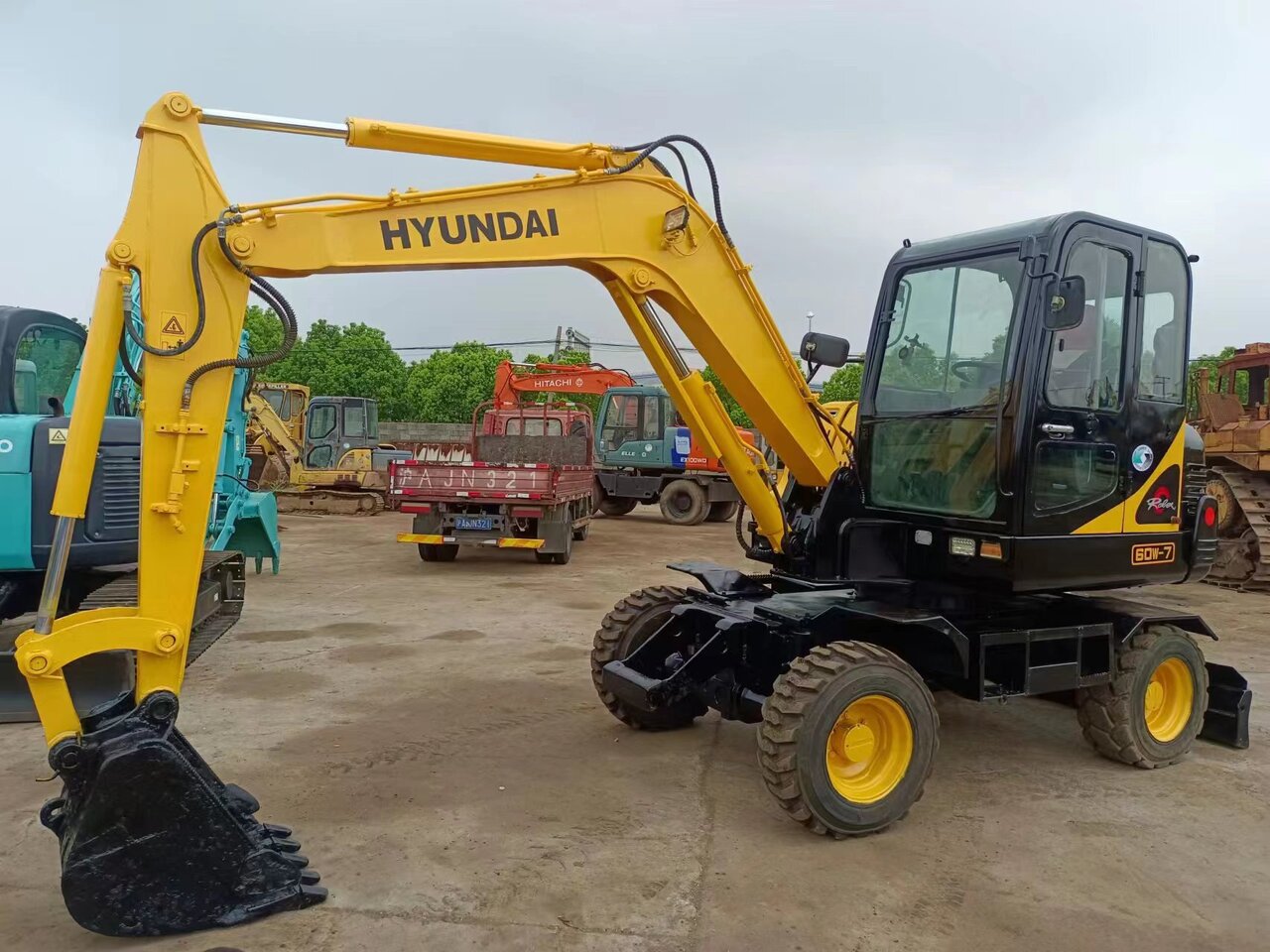 HYUNDAI 60W-7 - Escavadeira de rodas: foto 4 HYUNDAI 60W-7 - Escavadeira de rodas: foto 4