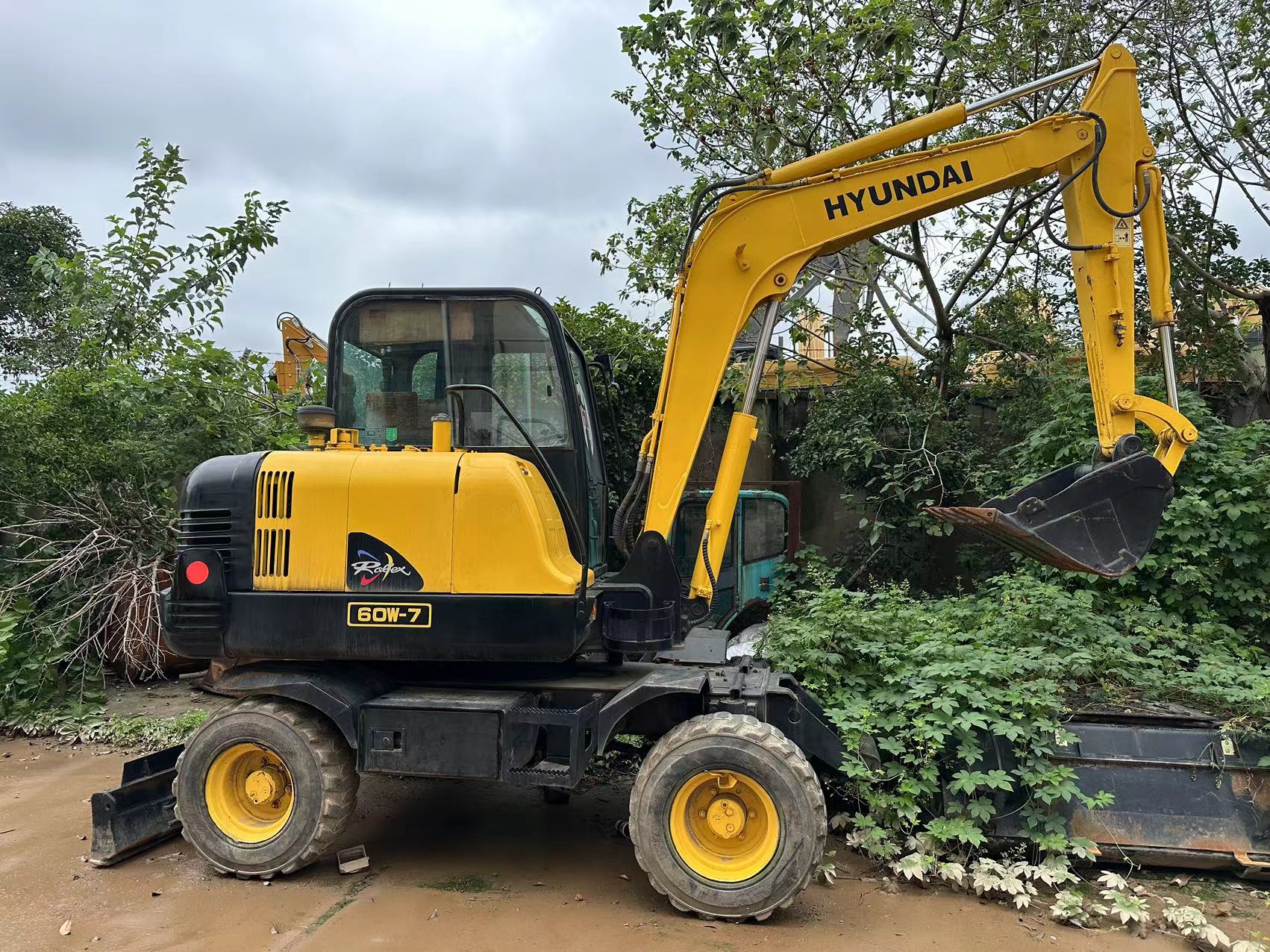 HYUNDAI 60W-7 - Escavadeira de rodas: foto 1 HYUNDAI 60W-7 - Escavadeira de rodas: foto 1