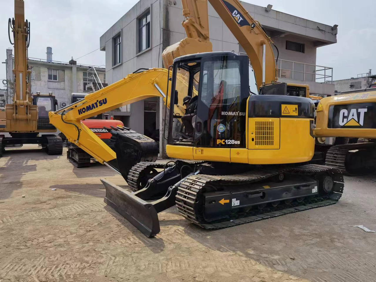 Escavadora de rastos KOMATSU PC128: foto 6
