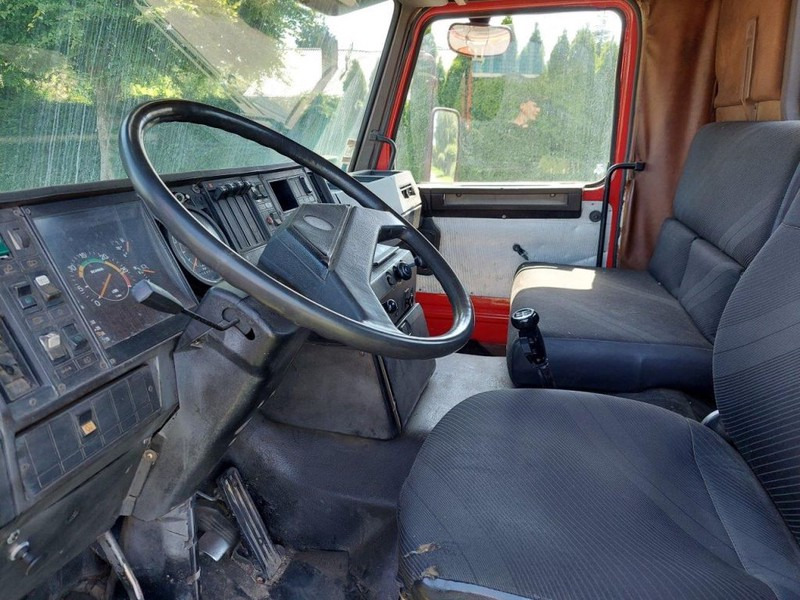 Fotografia de interior 1: Caminhão polibenne Scania 112 with 113 Engine