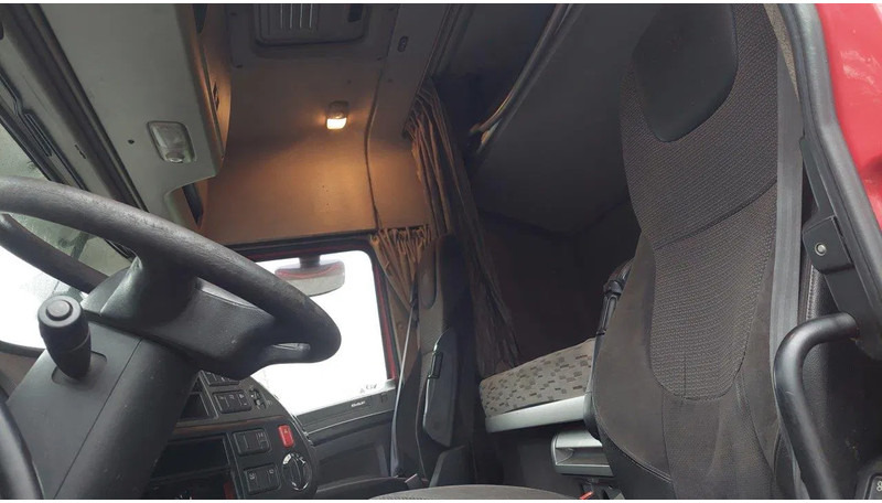 Fotografia de interior 1: Tractor DAF XF 410 HOLLAND TRUCK KIPPER HYDRAULIC AND BLOWER
