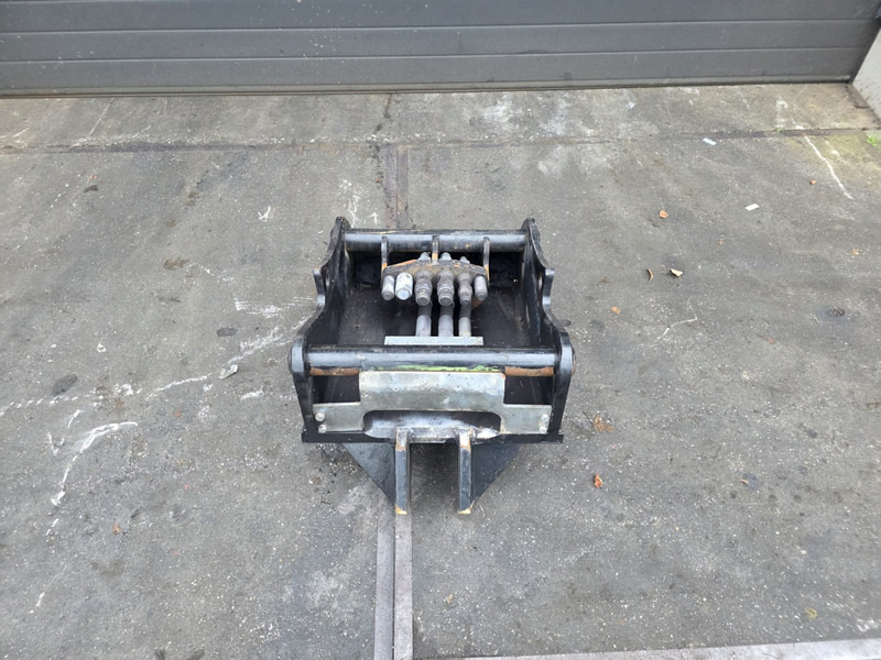 Oilquick kopplaat oq70/55 adaptor plate oilquick 70 55 steelwrist - Acoplamento rápido de Máquina de construção: foto 1 Oilquick kopplaat oq70/55 adaptor plate oilquick 70 55 steelwrist - Acoplamento rápido de Máquina de construção: foto 1