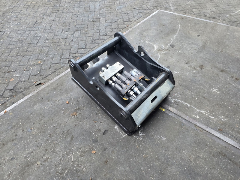 Oilquick kopplaat oq70/55 adaptor plate oilquick 70 55 steelwrist - Acoplamento rápido de Máquina de construção: foto 3 Oilquick kopplaat oq70/55 adaptor plate oilquick 70 55 steelwrist - Acoplamento rápido de Máquina de construção: foto 3