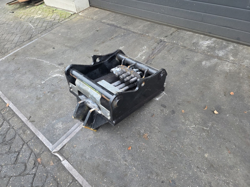 Oilquick kopplaat oq70/55 adaptor plate oilquick 70 55 steelwrist - Acoplamento rápido de Máquina de construção: foto 2 Oilquick kopplaat oq70/55 adaptor plate oilquick 70 55 steelwrist - Acoplamento rápido de Máquina de construção: foto 2