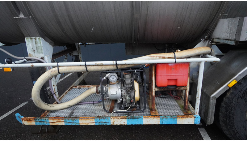 Burg 3 AXLE WATER TANK 29.975LTR - Semirreboque tanque: foto 4 Burg 3 AXLE WATER TANK 29.975LTR - Semirreboque tanque: foto 4