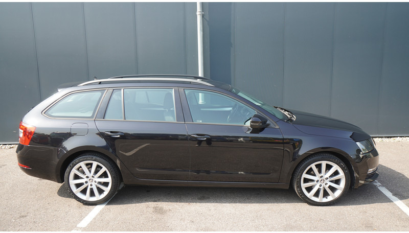 Škoda Octavia COMBI 1.6TDI DSG 85KW GREENTECH AMBITION BUSINESS - Micro-ônibus, Furgão de passageiros: foto 2 Škoda Octavia COMBI 1.6TDI DSG 85KW GREENTECH AMBITION BUSINESS - Micro-ônibus, Furgão de passageiros: foto 2