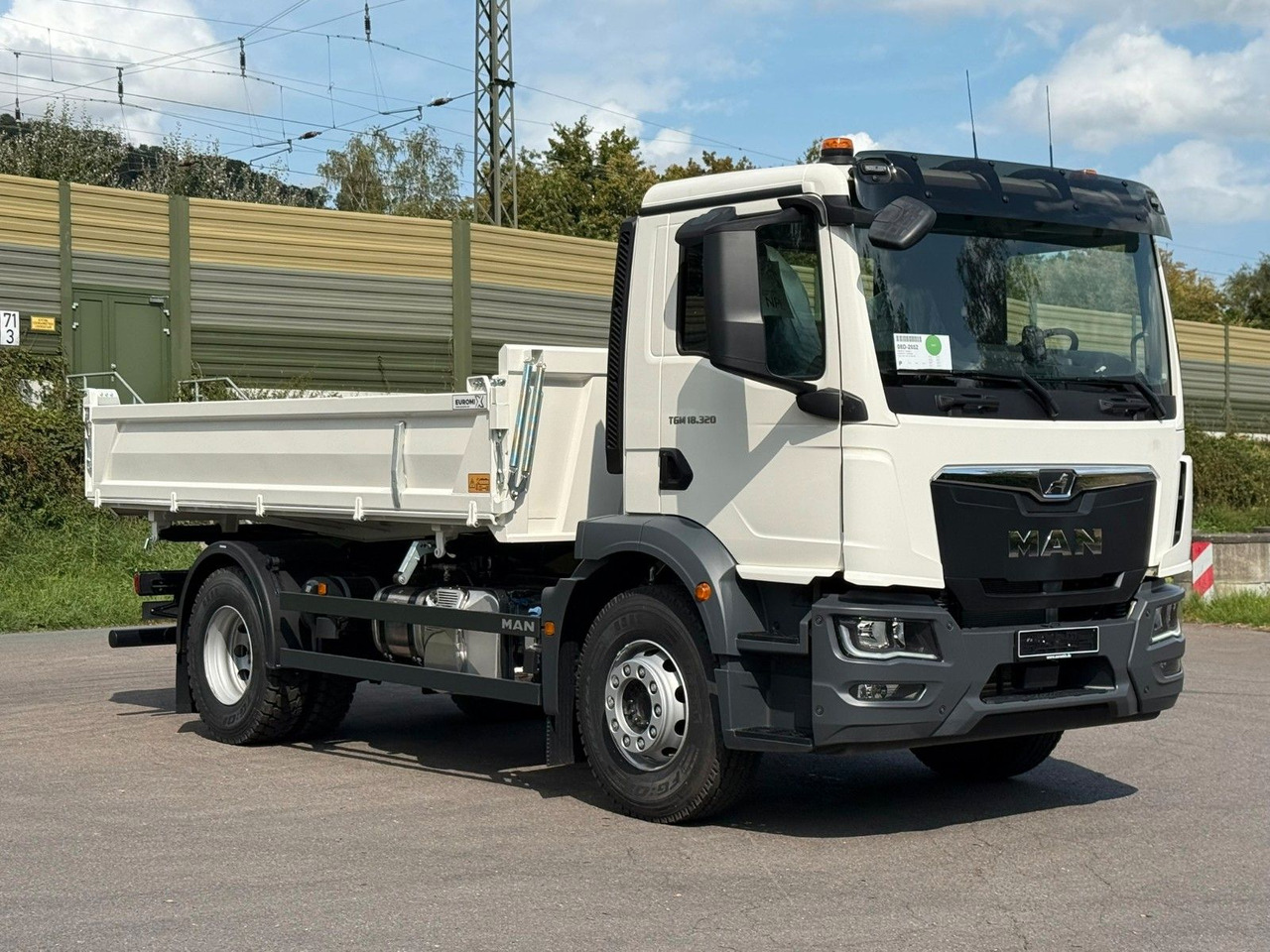 MAN TGM 18.320 4X2 / Euro 6e 3-Seiten-Kipper - Caminhão basculante: foto 2 MAN TGM 18.320 4X2 / Euro 6e 3-Seiten-Kipper - Caminhão basculante: foto 2