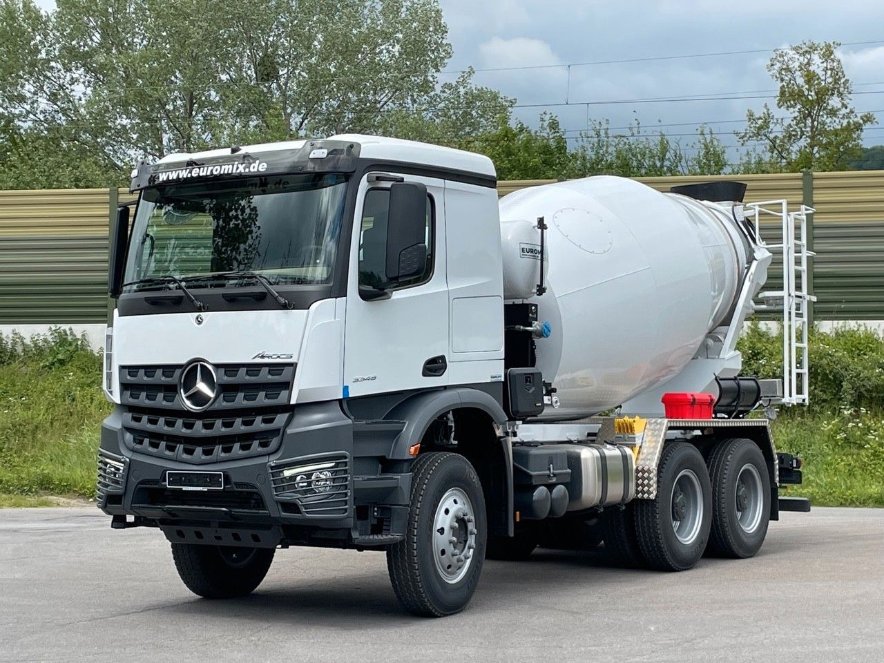 Mercedes-Benz 3348 6X4 Arcos 5 EuromixMTP EM 9 R - Caminhão betoneira: foto 2 Mercedes-Benz 3348 6X4 Arcos 5 EuromixMTP EM 9 R - Caminhão betoneira: foto 2