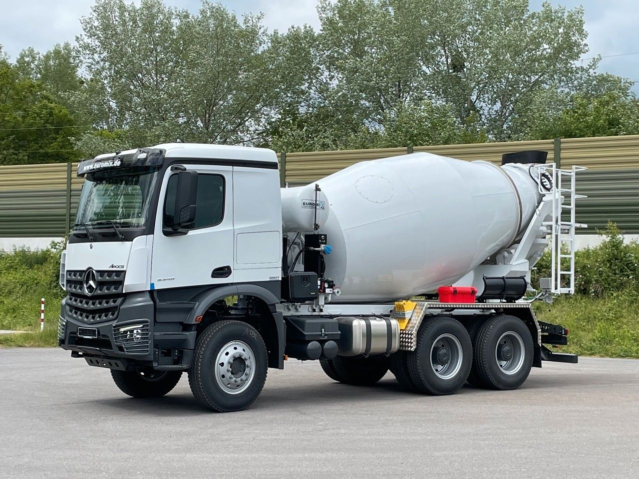 Mercedes-Benz 3348 6X4 Arcos 5 EuromixMTP EM 9 R - Caminhão betoneira: foto 1 Mercedes-Benz 3348 6X4 Arcos 5 EuromixMTP EM 9 R - Caminhão betoneira: foto 1