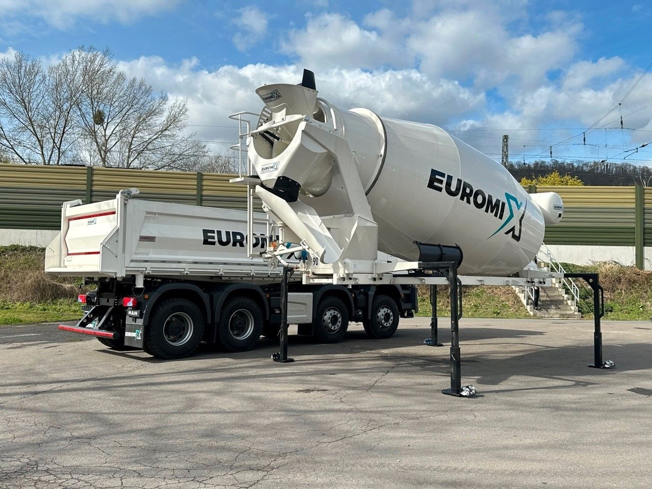 Volvo FMX 460 8x4 / WECHSELSYSTEM KIPPER+MISCHER Volvo FMX 460 8x4 / WECHSELSYSTEM KIPPER+MISCHER - Caminhão betoneira: foto 1 Volvo FMX 460 8x4 / WECHSELSYSTEM KIPPER+MISCHER Volvo FMX 460 8x4 / WECHSELSYSTEM KIPPER+MISCHER - Caminhão betoneira: foto 1