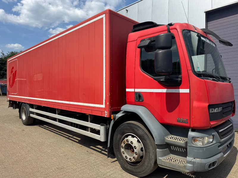 DAF LF 55.220 **EURO 4-MANUAL GEARBOX** - Caminhão furgão: foto 3 DAF LF 55.220 **EURO 4-MANUAL GEARBOX** - Caminhão furgão: foto 3