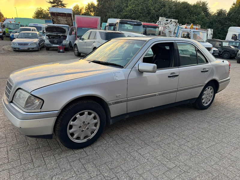 Mercedes-Benz C-Klasse **C180-PETROL-AC** - Sedã: foto 1 Mercedes-Benz C-Klasse **C180-PETROL-AC** - Sedã: foto 1