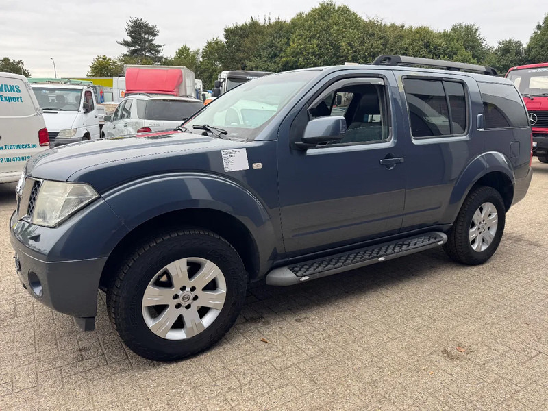 Nissan Pathfinder **2,5D-AIRCO-BELGIAN CAR** - Automóvel: foto 1 Nissan Pathfinder **2,5D-AIRCO-BELGIAN CAR** - Automóvel: foto 1