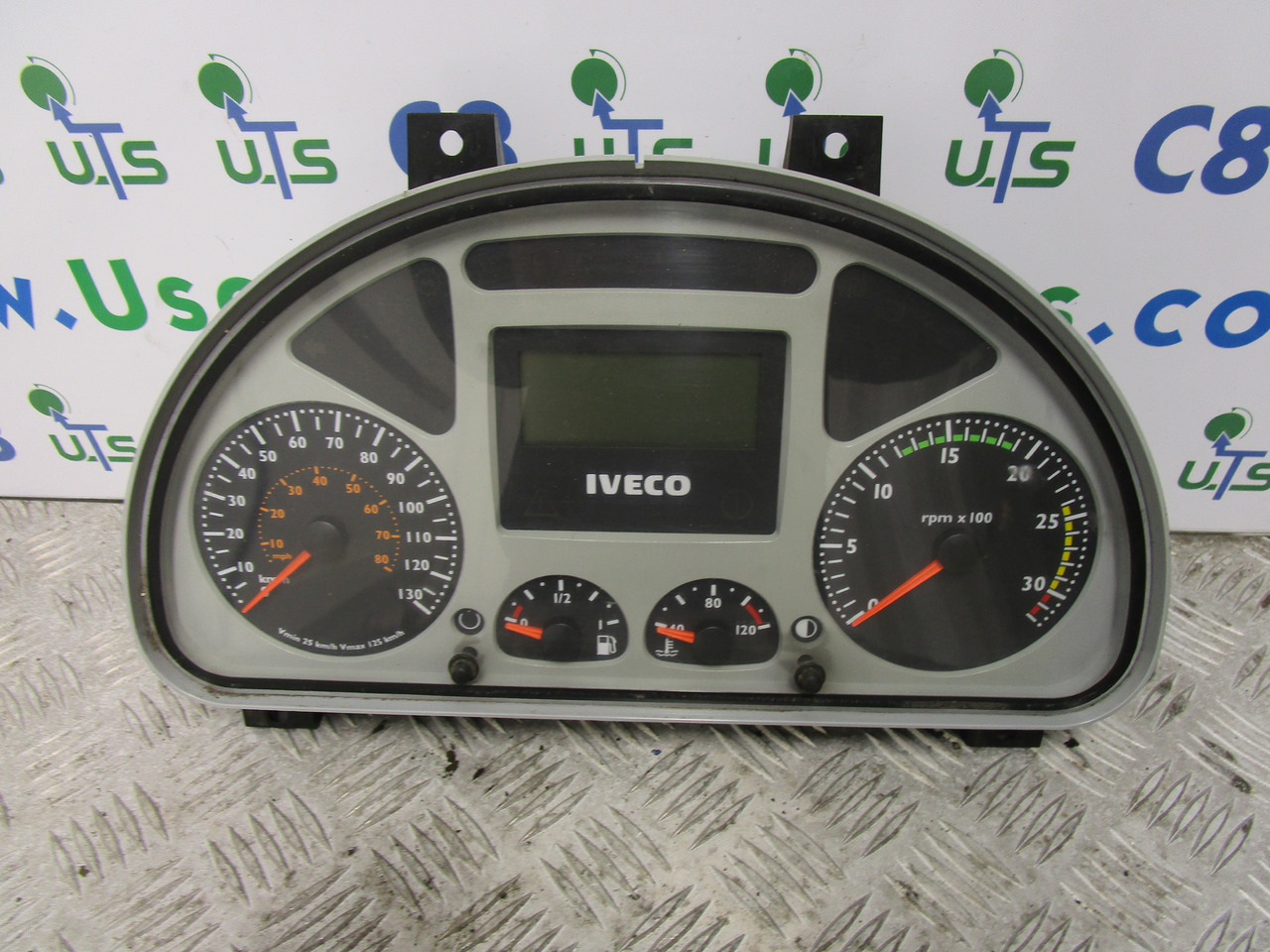 IVECO TECTOR CLOCK CLUSTER P/NO 504025357 - Sistema elétrico de Caminhão: foto 1 IVECO TECTOR CLOCK CLUSTER P/NO 504025357 - Sistema elétrico de Caminhão: foto 1