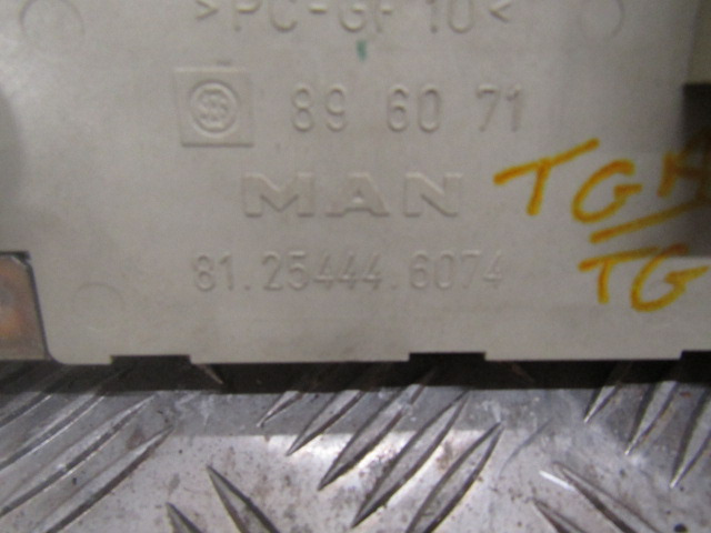 MAN TGM/TGS FUSEBOARD 81.25444.6074 - Sistema elétrico de Caminhão: foto 2 MAN TGM/TGS FUSEBOARD 81.25444.6074 - Sistema elétrico de Caminhão: foto 2