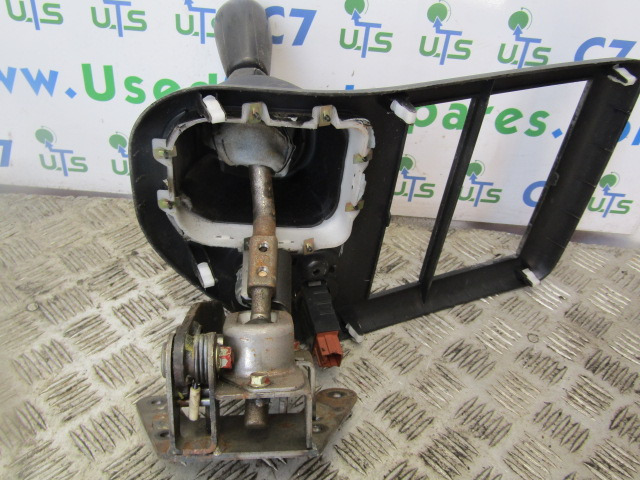 MITSUBISHI 3C11 / 3C13 GEAR LEVER ASSEMBLY COMPLETE - Cabine e interior de Caminhão: foto 2 MITSUBISHI 3C11 / 3C13 GEAR LEVER ASSEMBLY COMPLETE - Cabine e interior de Caminhão: foto 2