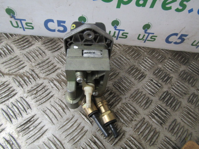 VOLVO FE HAND BRAKE CONTROL UNIT WABCO 20763929 - Sistema elétrico de Caminhão: foto 2 VOLVO FE HAND BRAKE CONTROL UNIT WABCO 20763929 - Sistema elétrico de Caminhão: foto 2