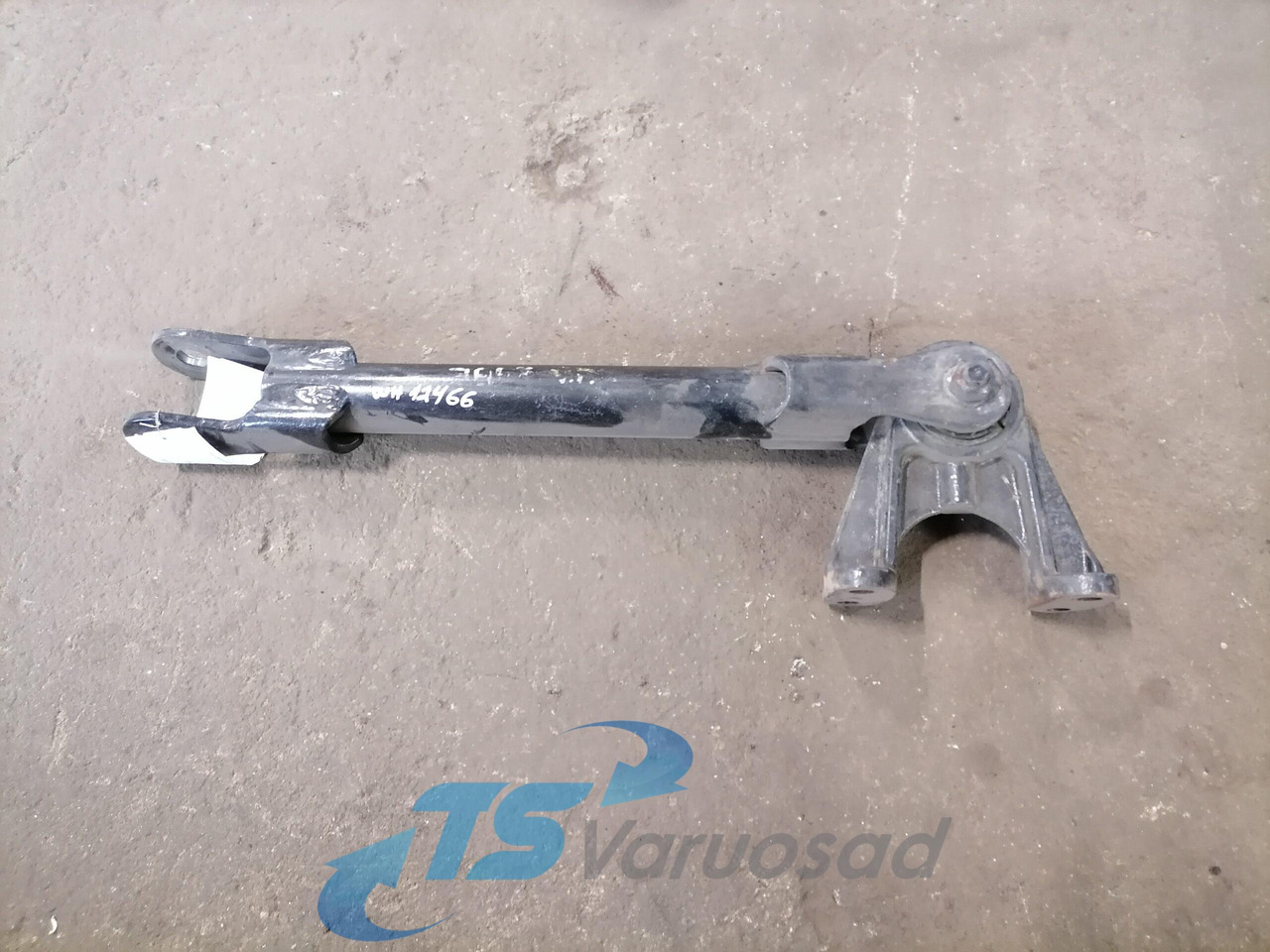 MAN Anti roll bar bracket 81437185111 - Barra estabilizadora de Caminhão: foto 1 MAN Anti roll bar bracket 81437185111 - Barra estabilizadora de Caminhão: foto 1