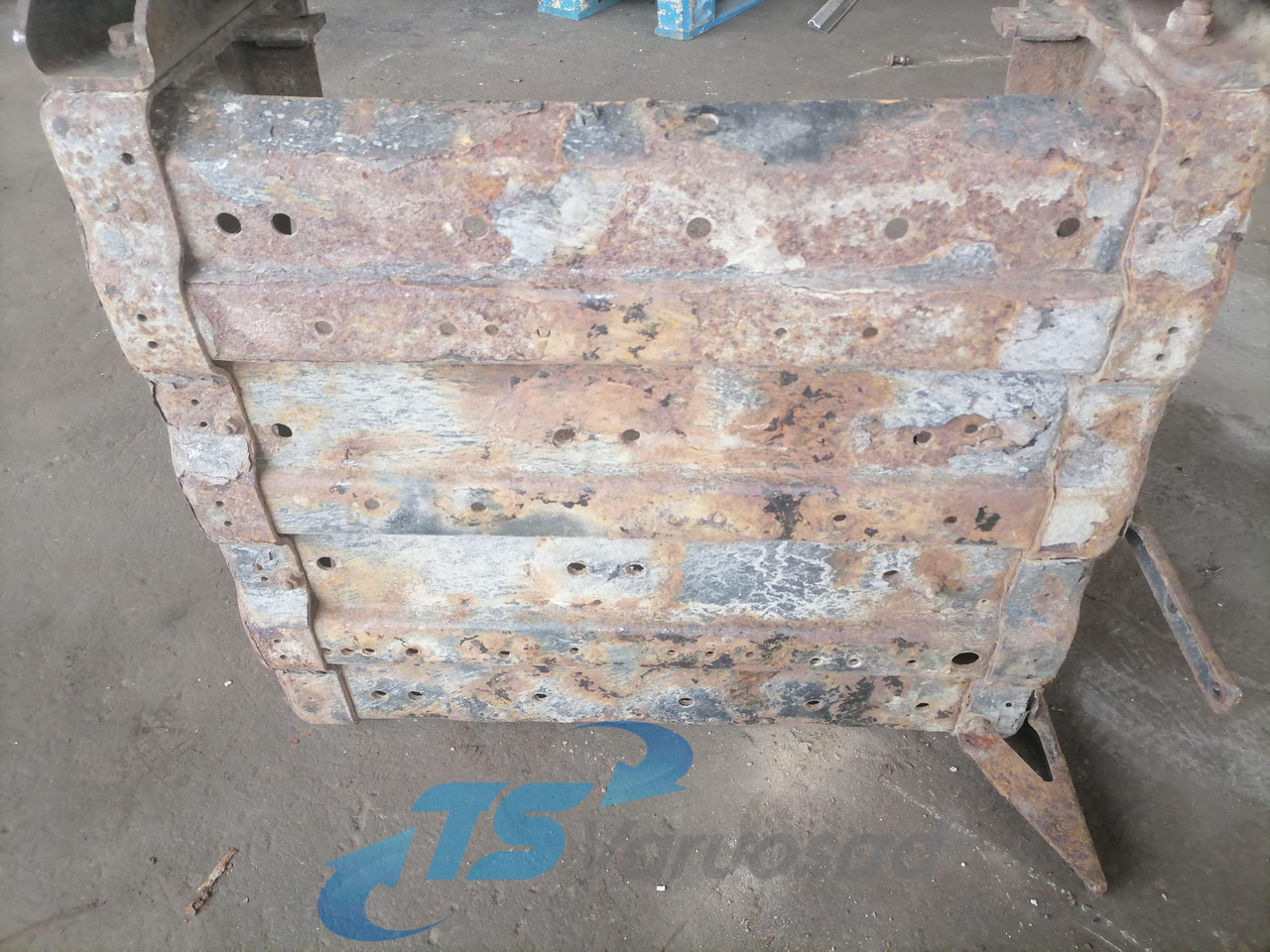 MAN Battery box 81418605376 - Bateria automotiva de Caminhão: foto 2 MAN Battery box 81418605376 - Bateria automotiva de Caminhão: foto 2